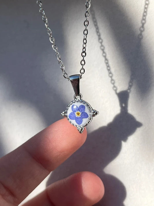 Collier petit médaillon étoilé, myosotis / Argenté