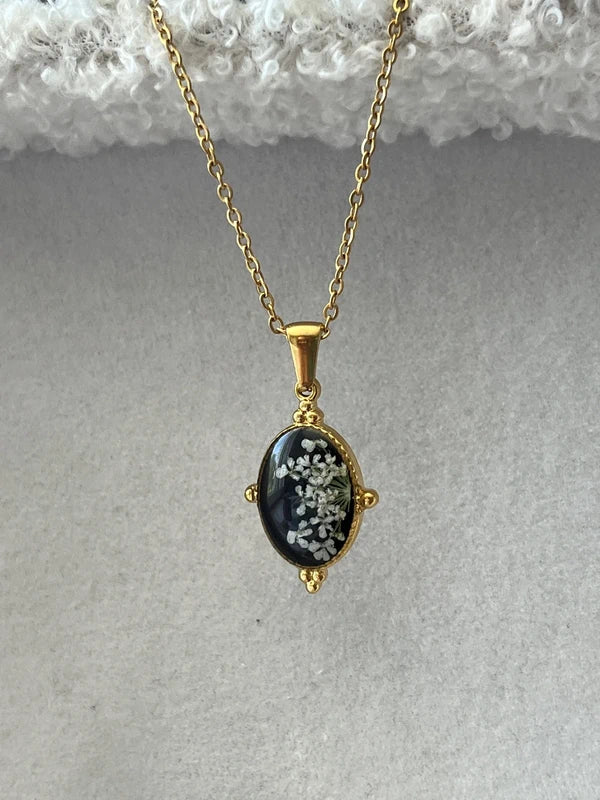 Collier médaillon inspiration ancienne doré fond noir / n°1