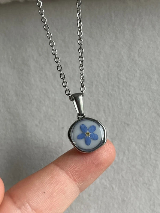 Collier argenté médaillon asymétrique myosotis n°1