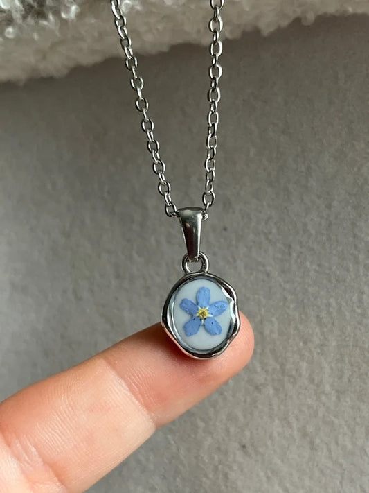 Collier argenté médaillon asymétrique myosotis n°1