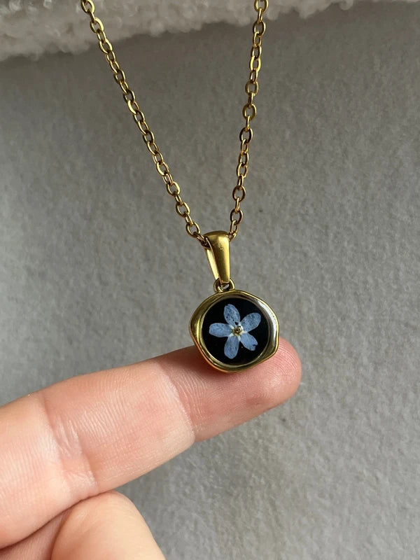 Collier doré médaillon asymétrique myosotis fond noir n°1