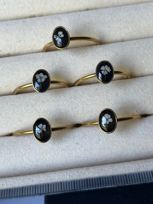 Petite bague ovale dorée fond noir