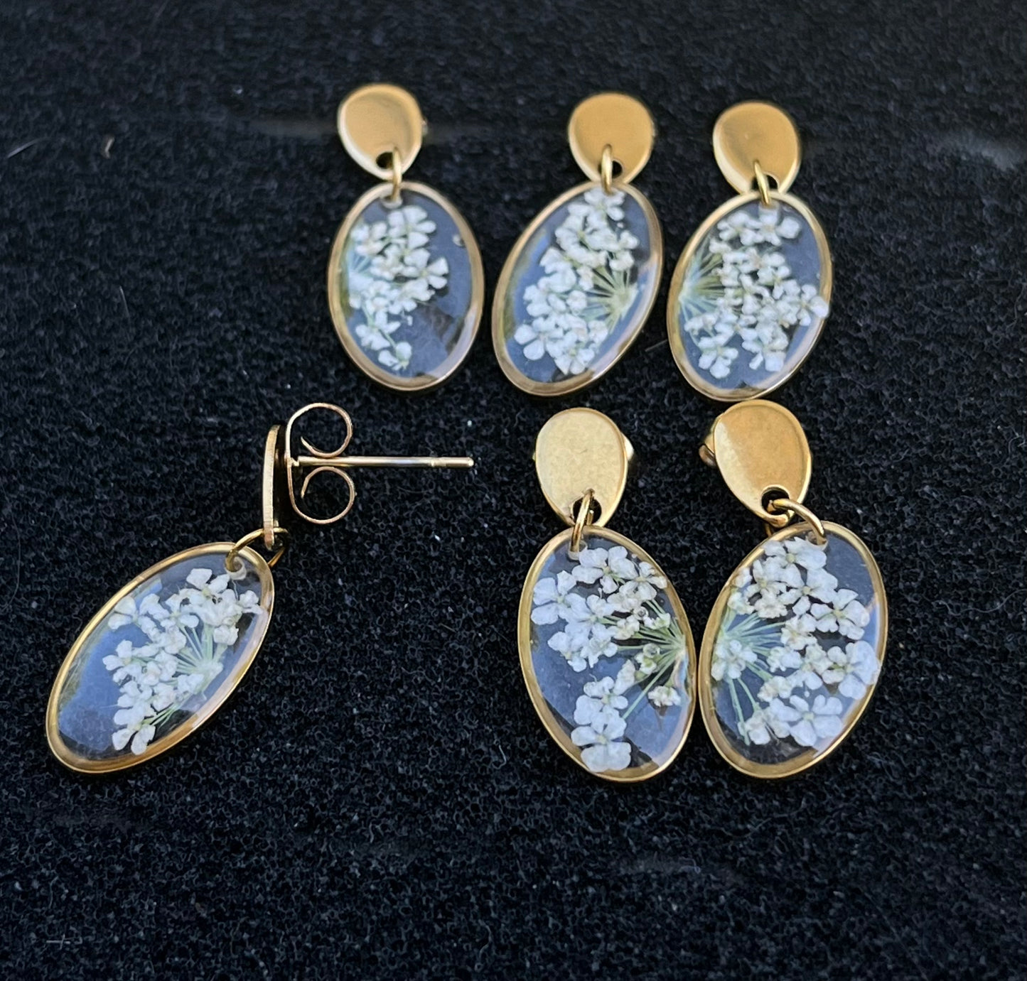 Boucles d'oreilles ovales fleur de carotte dorées
