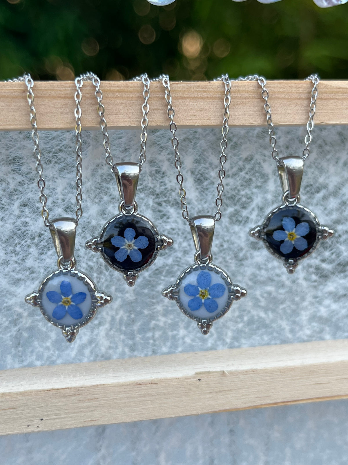 Collier petit médaillon étoilé, myosotis