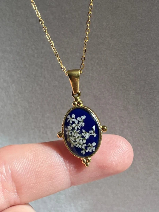 Collier médaillon inspiration ancienne doré  / n°1
