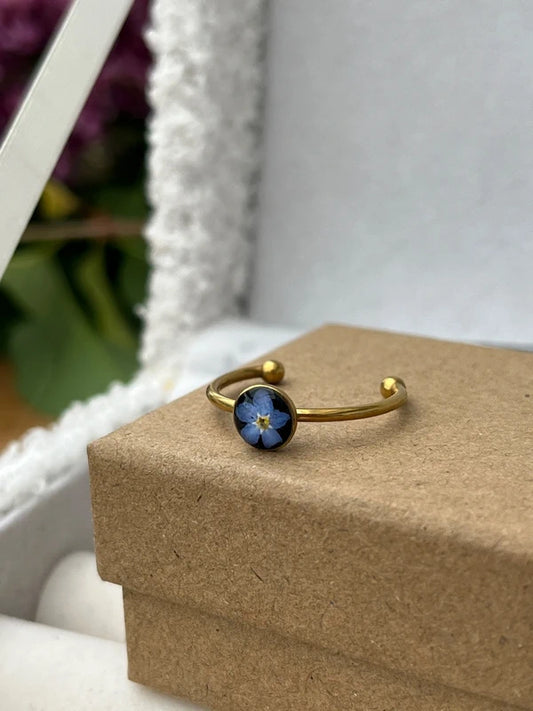 Petite bague ajustable myosotis fond noir