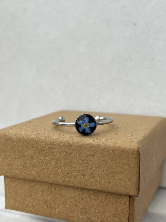 Petite bague ajustable myosotis fond noir