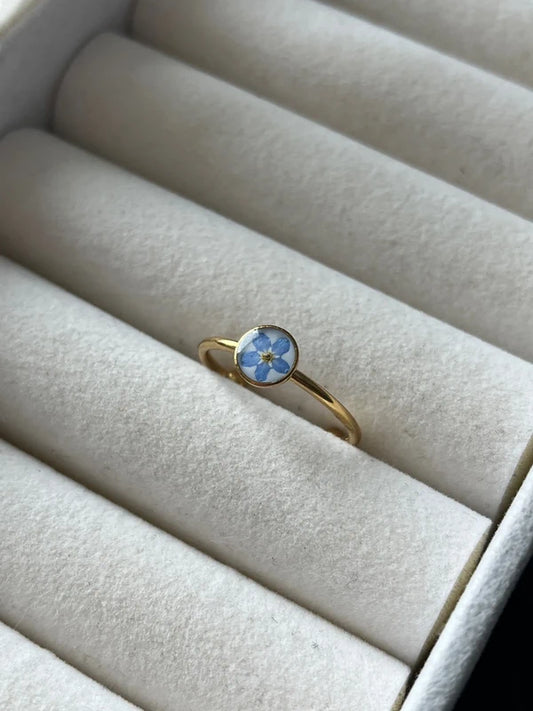 Petite bague ajustable myosotis fond blanc /