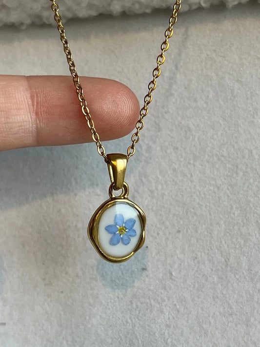 Collier médaillon asymétrique doré n°2