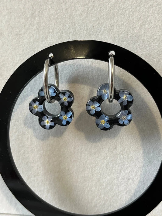 Boucles d'oreilles créoles et pampilles myosotis fond noir