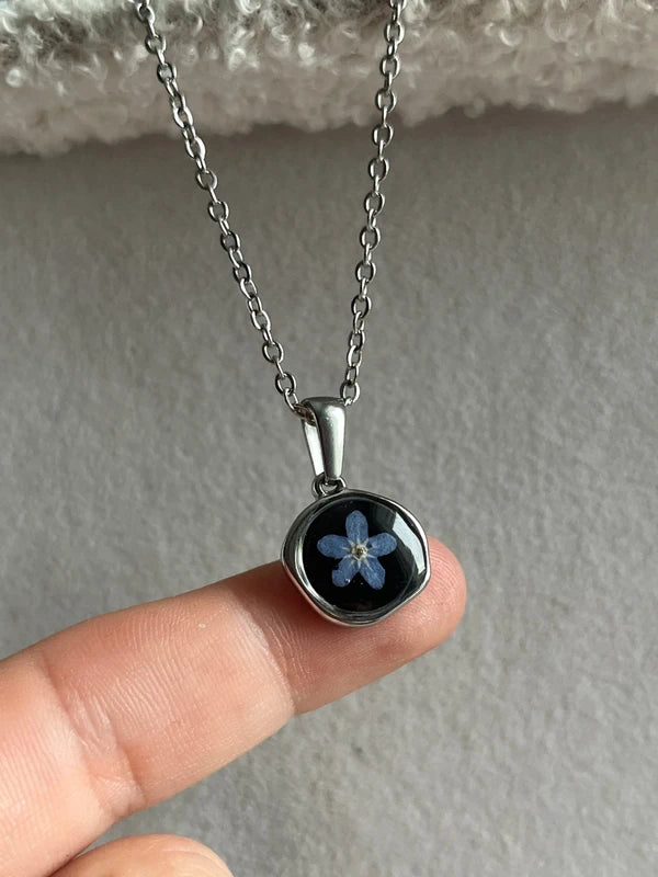 Collier argenté médaillon asymétrique myosotis fond noir n°1