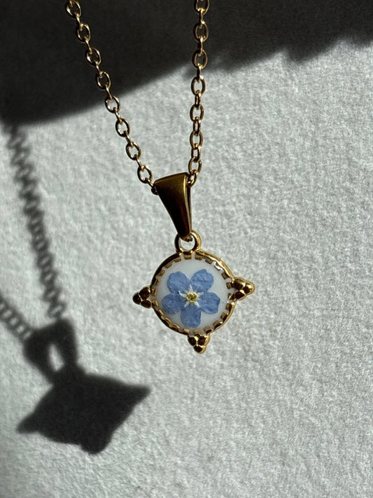 Collier petit médaillon étoilé, myosotis