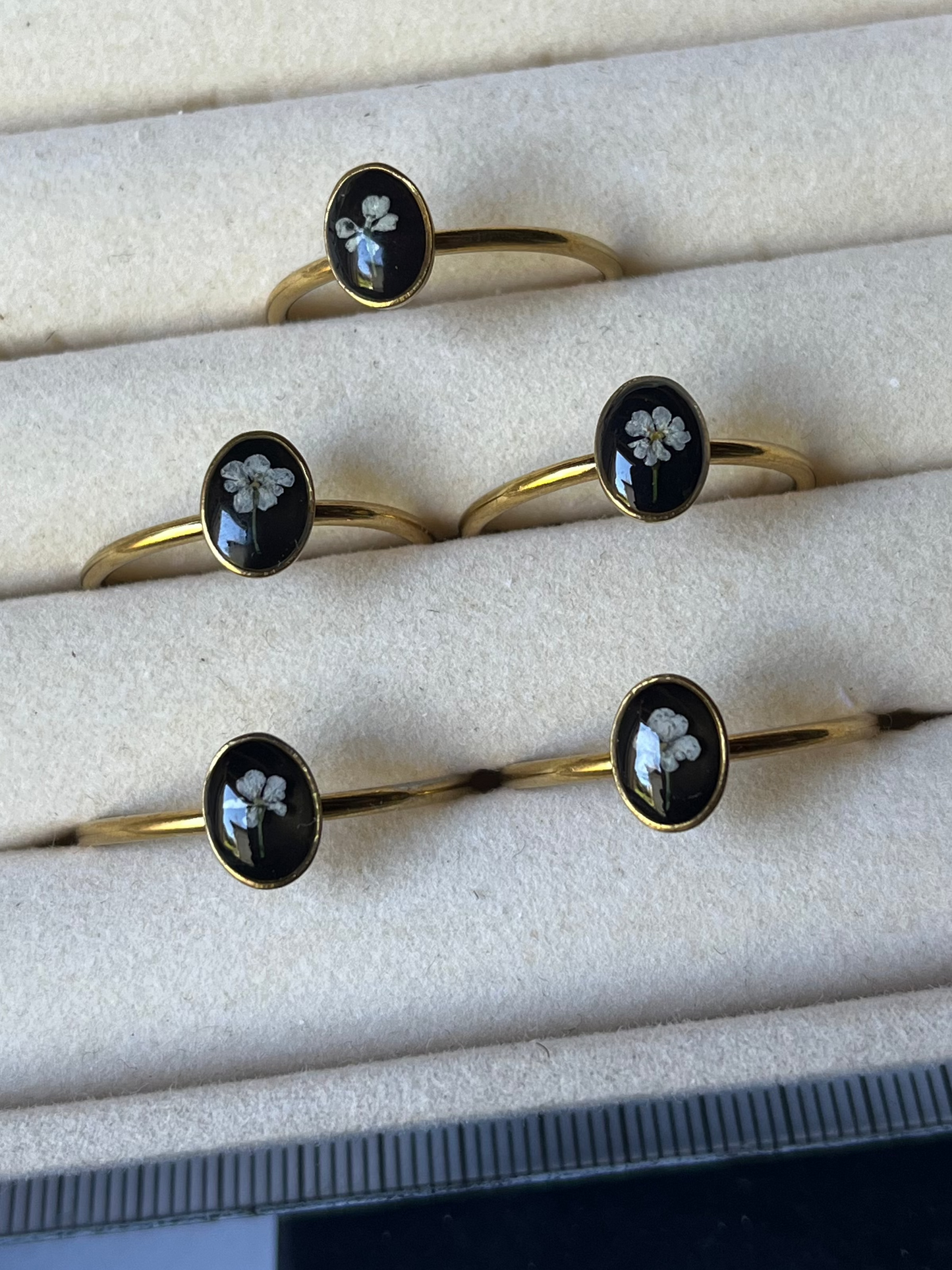 Petite bague ovale dorée fond noir