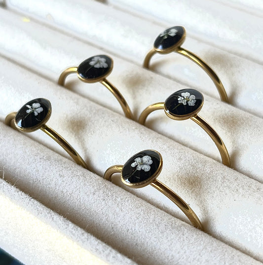 Petite bague ovale dorée fond noir