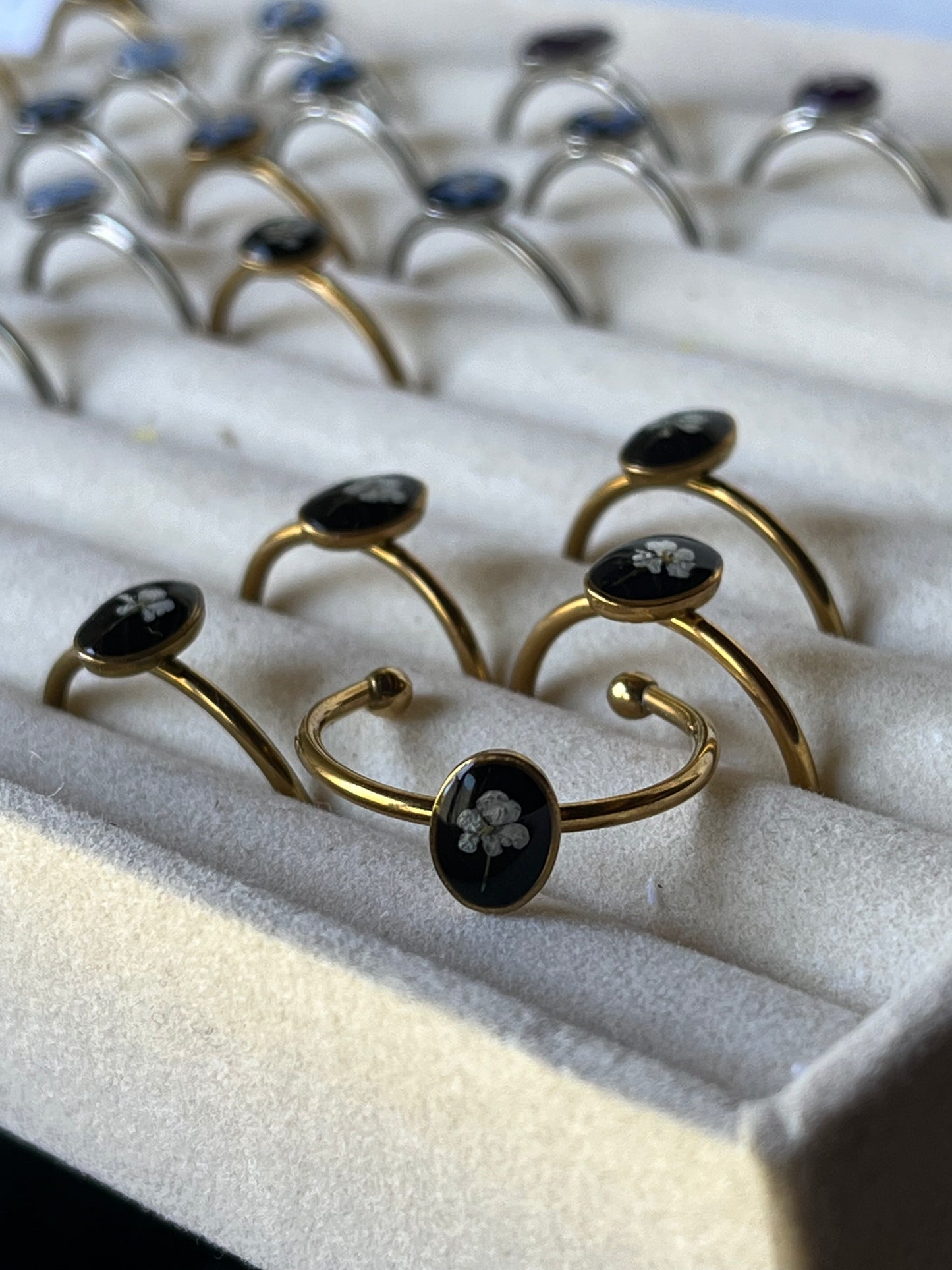 Petite bague ovale dorée fond noir