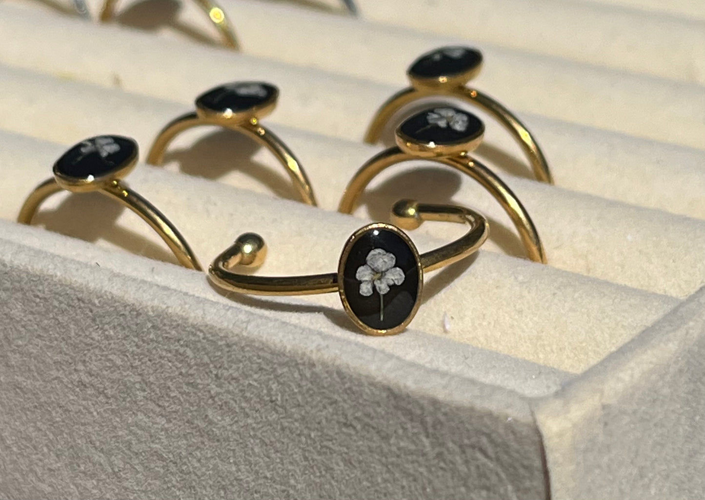 Petite bague ovale dorée fond noir