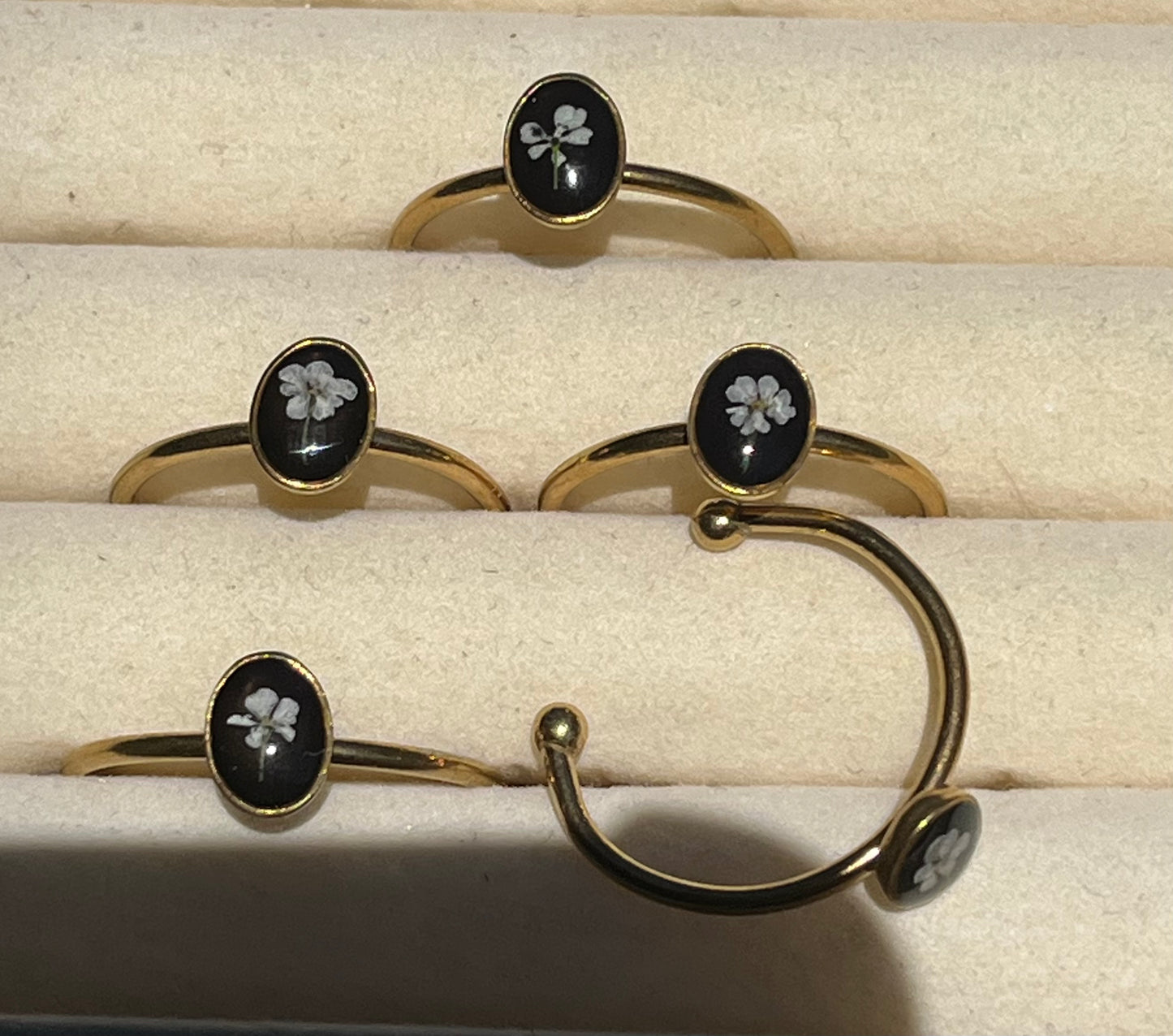 Petite bague ovale dorée fond noir