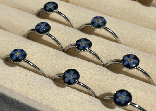 Petite bague argenté myosotis fond noir