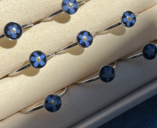 Petite bague argenté myosotis fond noir