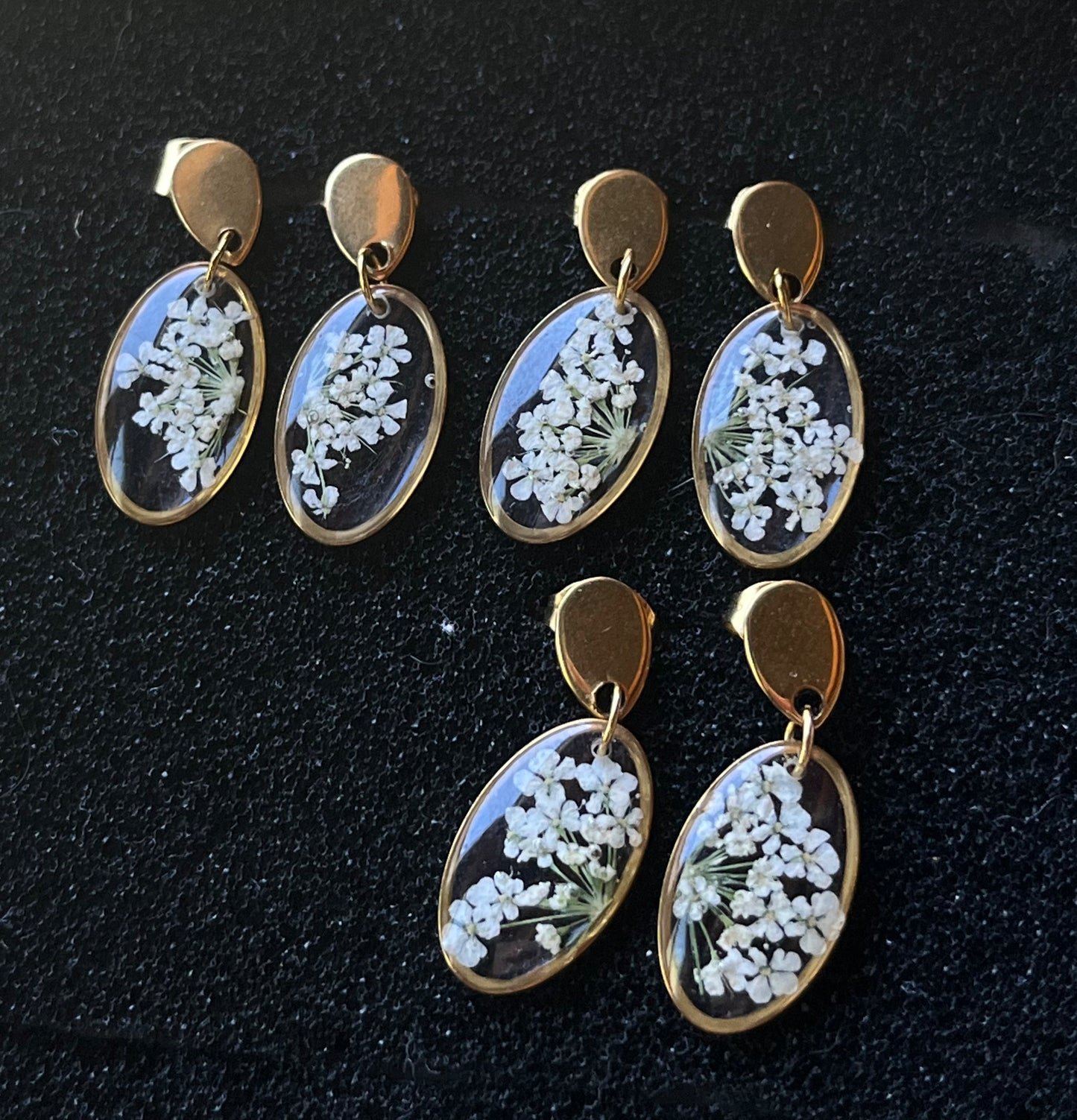 Boucles d'oreilles ovales fleur de carotte dorées
