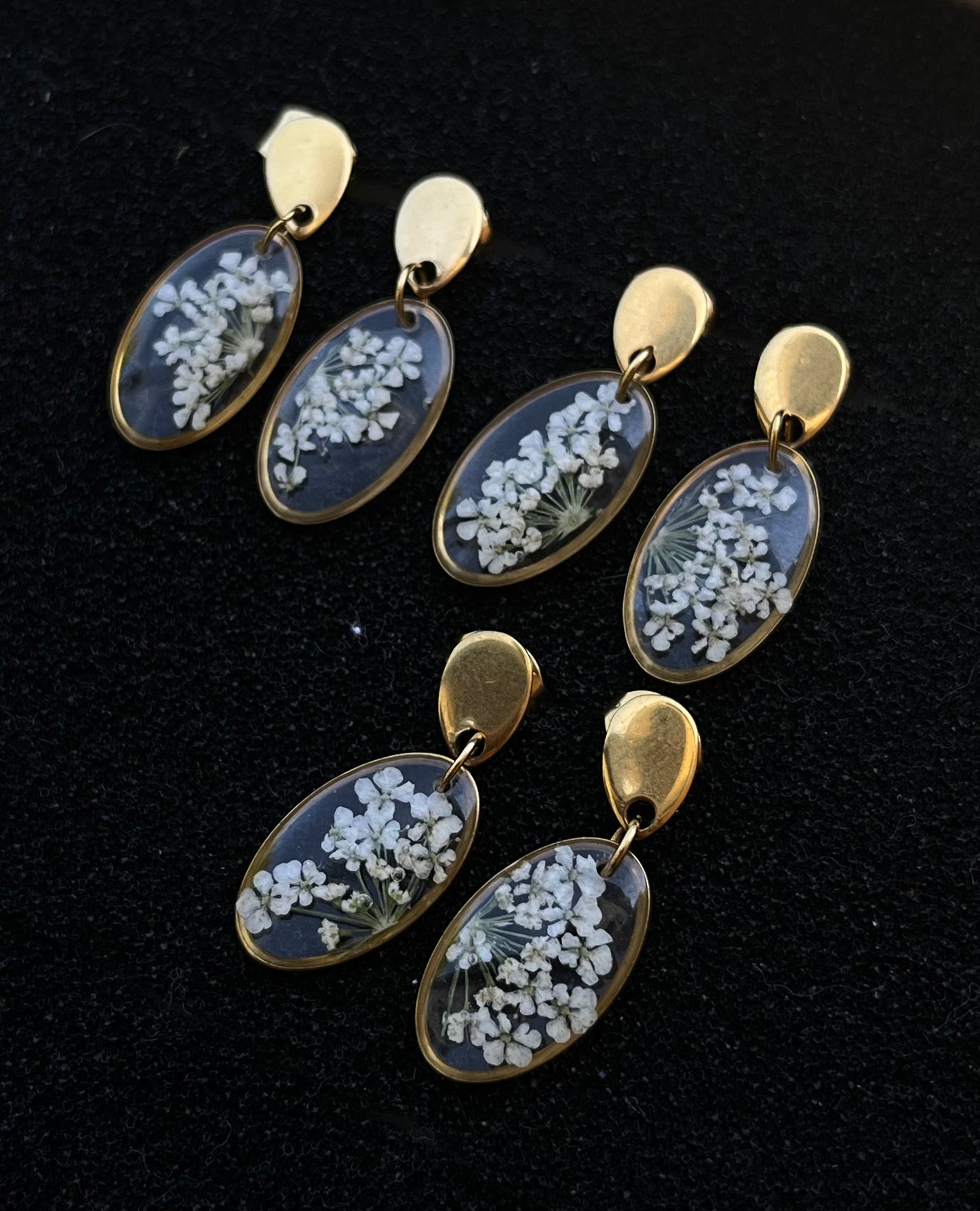 Boucles d'oreilles ovales fleur de carotte dorées