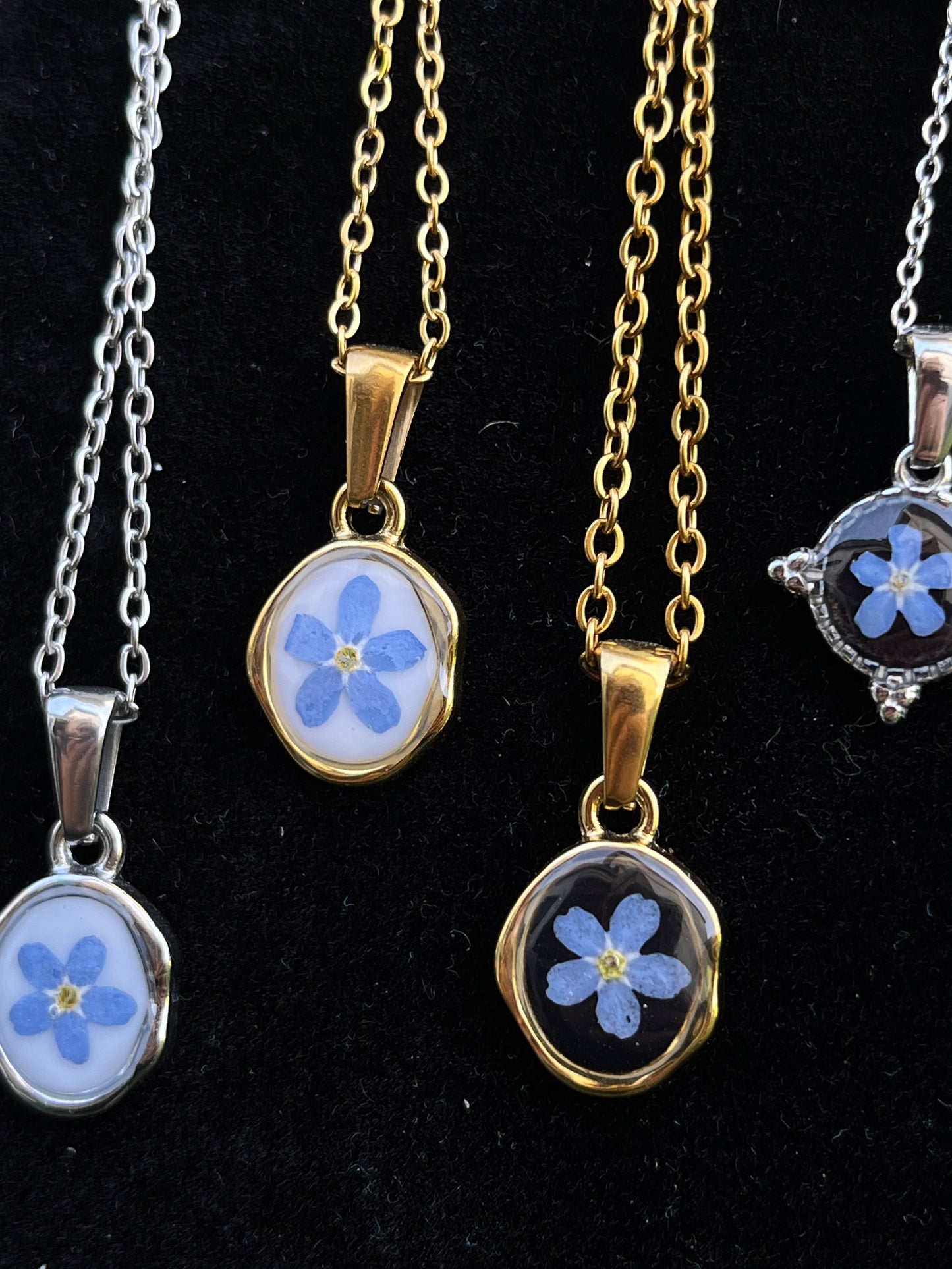Collier médaillon asymétrique doré n°2